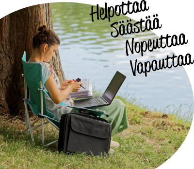 Nainen tekee töitä tietokoneella rannalla